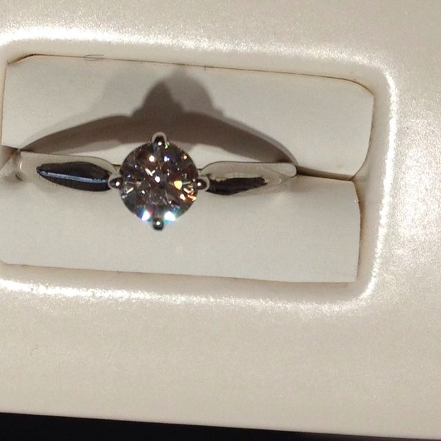 【俄(にわか)の口コミ】 指輪ひとつひとつに、お花の名前が付いていること。ストーリーがあること…