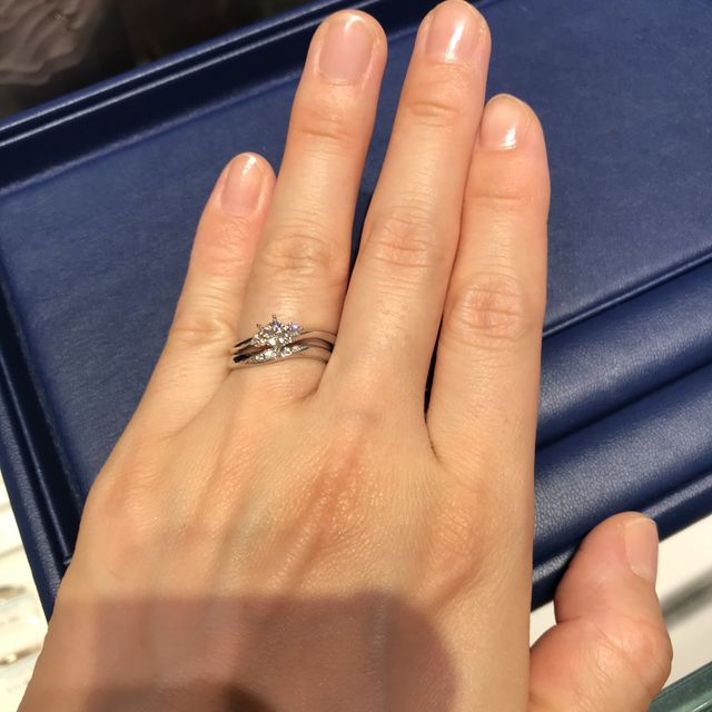 【銀座ダイヤモンドシライシの口コミ】 ブライダルフェア期間中で、ダイヤがとても安くで手に入ったこと。付け心…