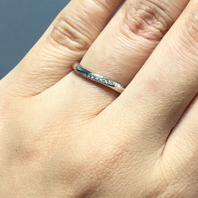 【4℃ BRIDAL(ヨンドシーブライダル)の口コミ】 上品なウェーブとダイヤのデザインで着け心地がとても良かったです。全方…