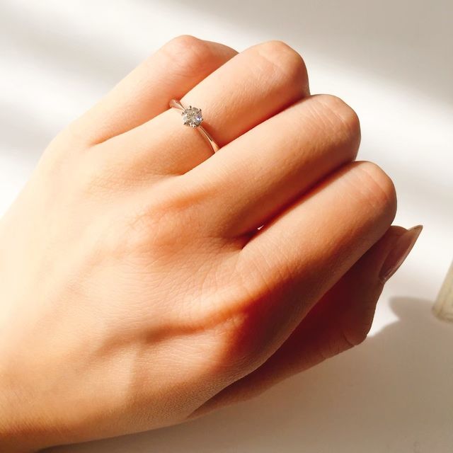 【ラザール ダイヤモンド(LAZARE DIAMOND)の口コミ】 オーソドックスなデザインかつ、シンプルだけど高級感のあるデザインのも…