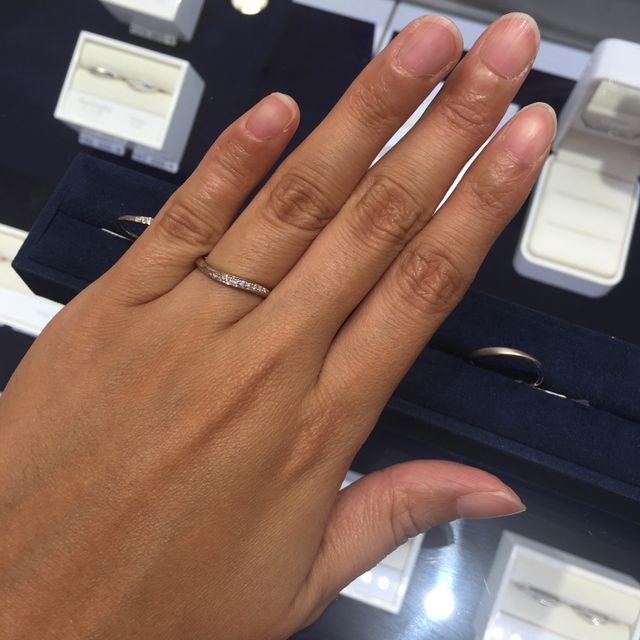 【canal4℃(カナルヨンドシー)の口コミ】 プラチナ900のウェーブタイプです。ダイヤが並んでいてキラキラと存在感が…