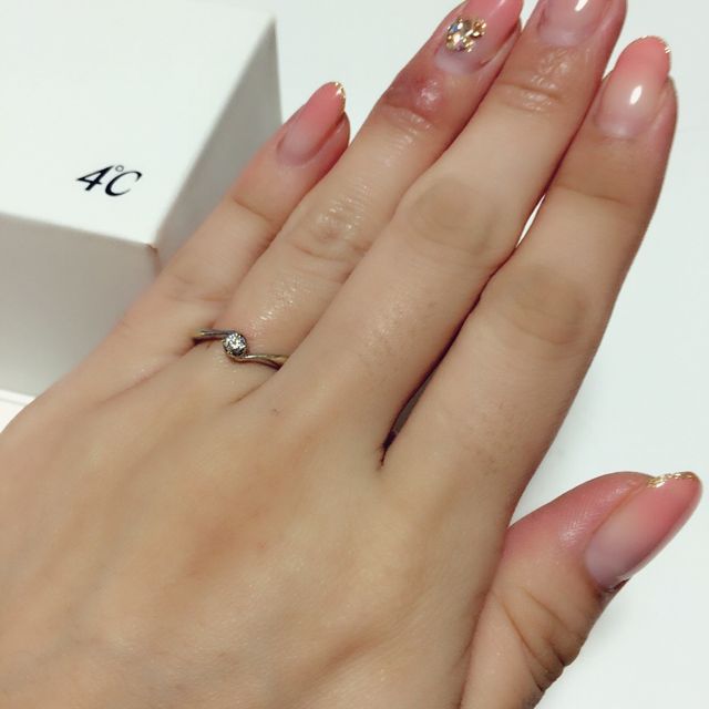 【4℃ BRIDAL(ヨンドシーブライダル)の口コミ】 シンプルなデザインで、いくつになっても違和感なく着けられると思いまし…