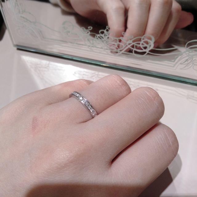 【TRECENTI(トレセンテ)の口コミ】 キラキラしているのが好みなので、派手目の結婚指輪を探していました。
男…