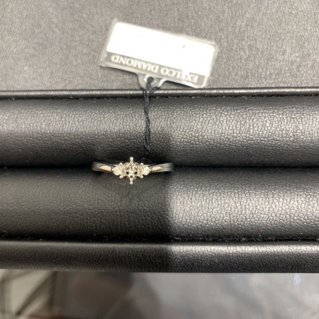 【エクセルコダイヤモンド(EXELCO DIAMOND)の口コミ】 写真の指輪には真ん中のダイヤが乗っていない状態ですが実際はここに好き…