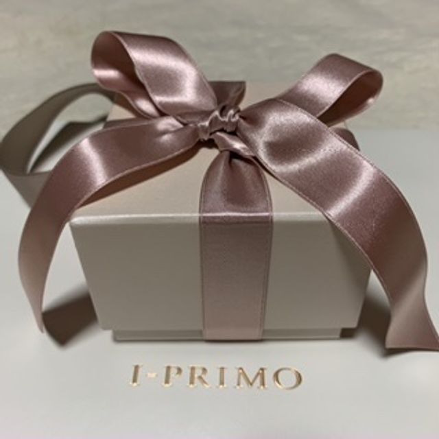【アイプリモ(I-PRIMO)の口コミ】 少しウェーブしていて、オシャレなデザイン。ダイヤも多く使用されており…