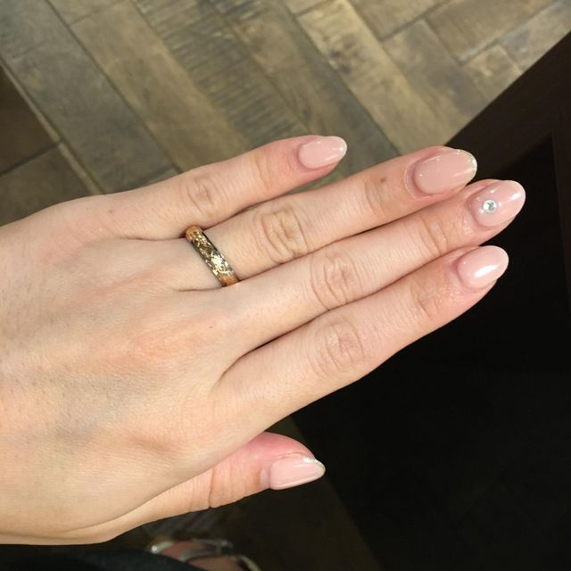 【Weliana(ウェリアナ)の口コミ】 プラチナとイエローゴールドを組み合わせた指輪となります。
柄はスクロー…