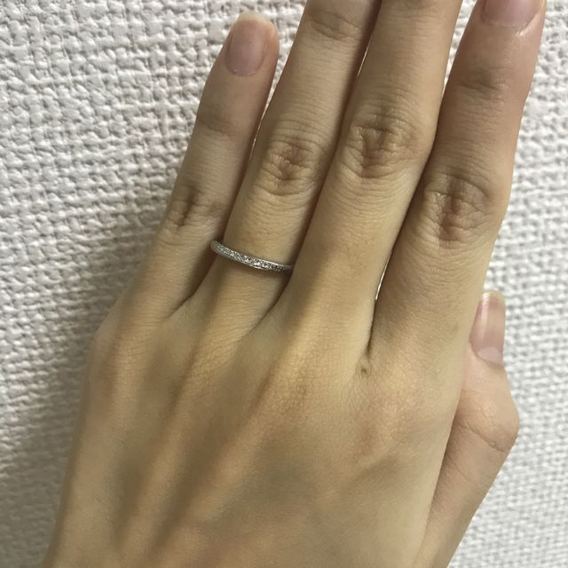 【銀座ダイヤモンドシライシの口コミ】 シンプルながらも手元が華やかになるデザインが決め手でした。また、結婚…