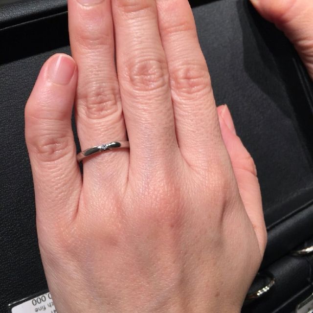 【エクセルコダイヤモンド(EXELCO DIAMOND)の口コミ】 どんな時どんな場所でも一緒の結婚指輪なので、派手すぎずでもダイヤモン…