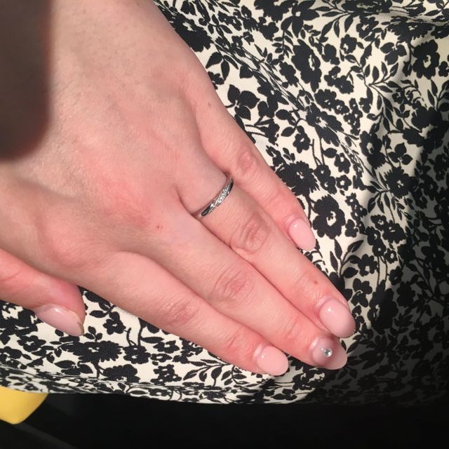 【エクセルコダイヤモンド(EXELCO DIAMOND)の口コミ】 ベースはストレートタイプのダイヤモンドの柄が斜めに入ったタイプの指輪…