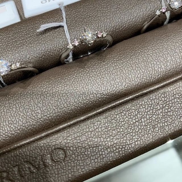 【アイプリモ(I-PRIMO)の口コミ】 カラーの石が入ってるタイプです！
婚約指輪はやっぱり白のダイヤモンド！…