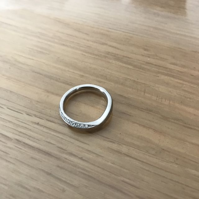 【俄(にわか)の口コミ】 シンプルだけどデザイン性もあって、何歳になっても違和感なくつけられる…