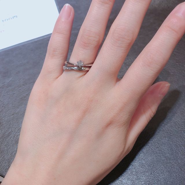 【TRECENTI(トレセンテ)の口コミ】 手が小さいのでエンゲージリングのダイヤは小さい物を選びました！エンゲ…