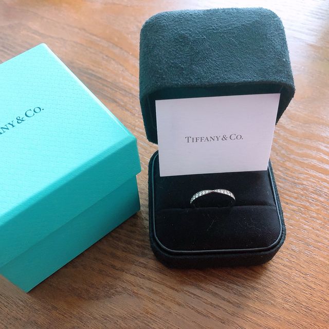 【ティファニー(Tiffany & Co.)の口コミ】 Tiffanyのお店に行き、一目惚れしたのがこの指輪でした。ダイヤが入ってい…