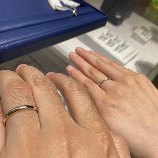 【銀座ダイヤモンドシライシの口コミ】 ゴールドが少し入っているのが気に入った。また、シンプルなデザインでし…