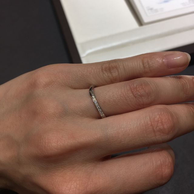 【俄(にわか)の口コミ】 とてもシンプルですがとても綺麗で、とても可愛い指輪です。細身の指輪な…