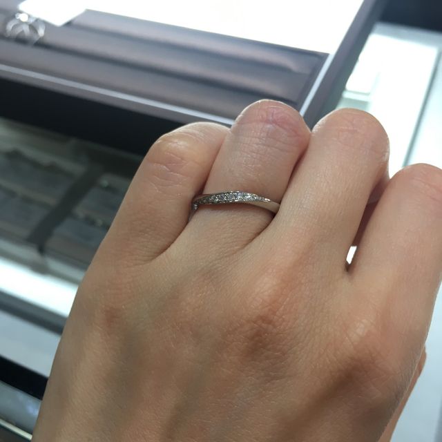 【アイプリモ(I-PRIMO)の口コミ】 とてもシンプルですが、ダイヤの輝きが綺麗です。立体的なデザインで、ど…