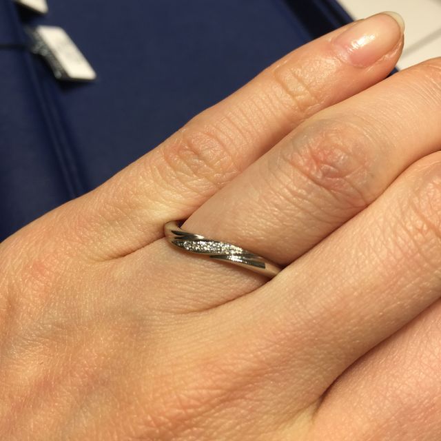 【エクセルコダイヤモンド(EXELCO DIAMOND)の口コミ】 指輪の決め手はダイヤモンドの輝きです。ダイヤの数はほかの指輪より少な…