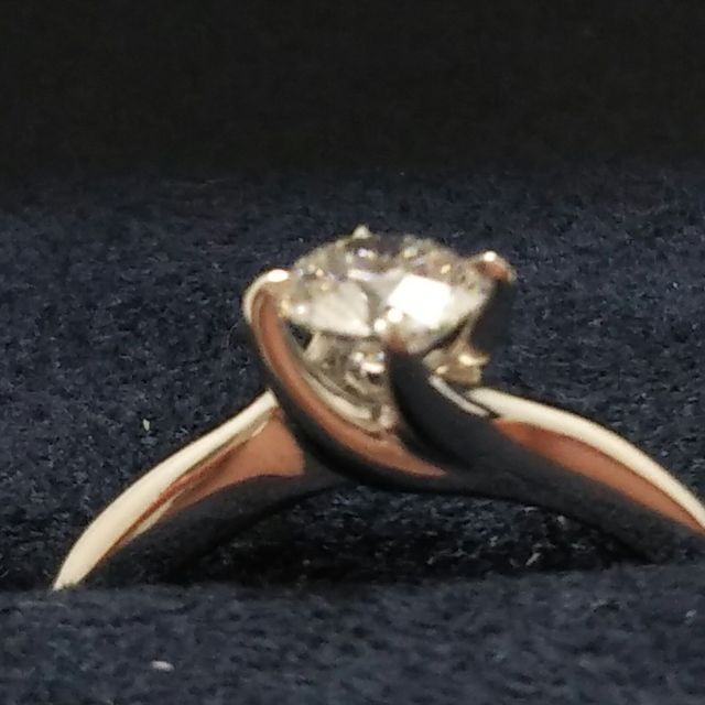 【ラザール ダイヤモンド(LAZARE DIAMOND)の口コミ】 十字の四点止め、ダイヤの輝き、着用してみた時の全体のバランスにこだわ…