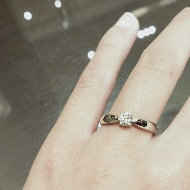 【ティファニー(Tiffany & Co.)の口コミ】 【指輪のデザイン・テイストについて】アームが細身のデザインで台座高め…