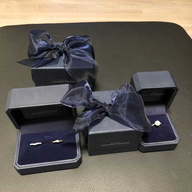 【銀座ダイヤモンドシライシの口コミ】 結婚指輪は理想のＶライン。婚約指輪はＦのＶＶＳ1。
大きさも理想のサイ…