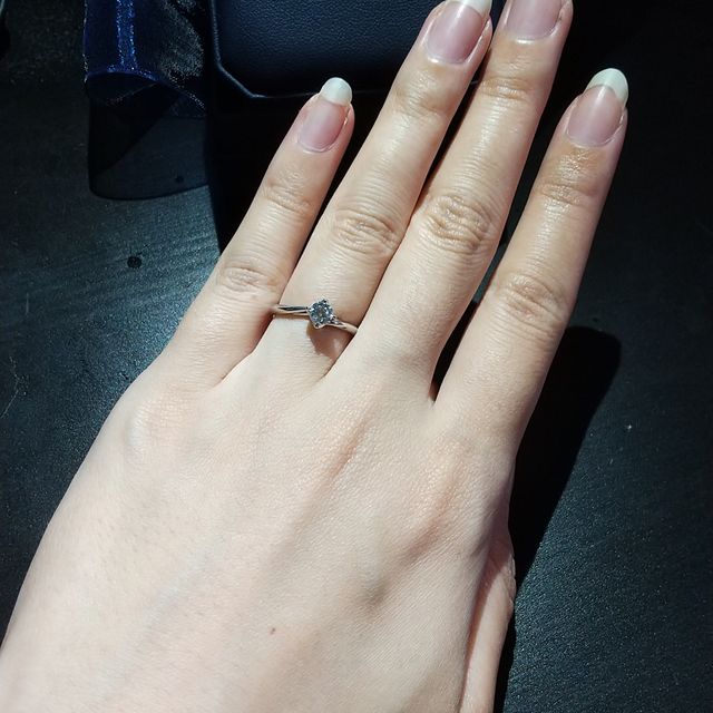 【銀座ダイヤモンドシライシの口コミ】 婚約指輪だと豪華なイメージだったのですが、派手なリングだとメインのダ…