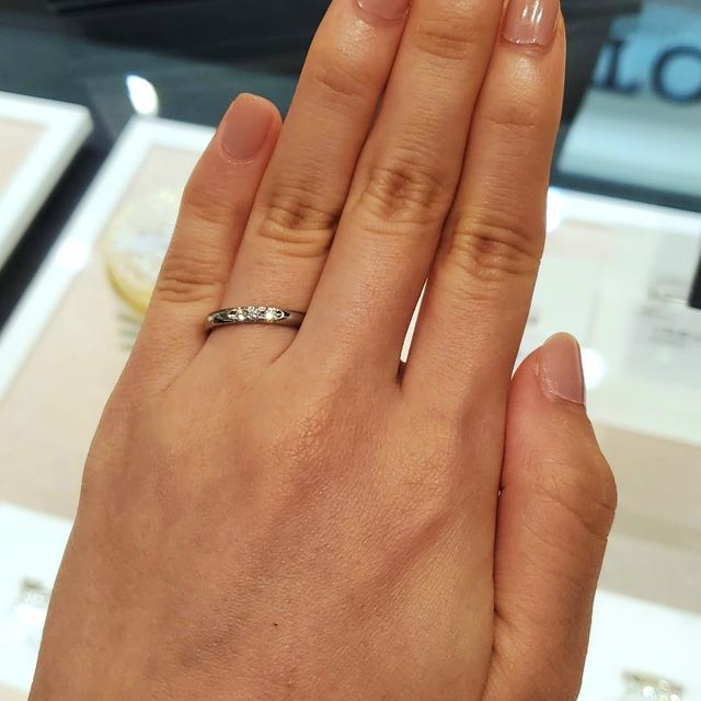 【MIKIMOTO(ミキモト)の口コミ】 3粒ダイヤがついていて、1粒よりは華やか、でも華美になりすぎない感じが…