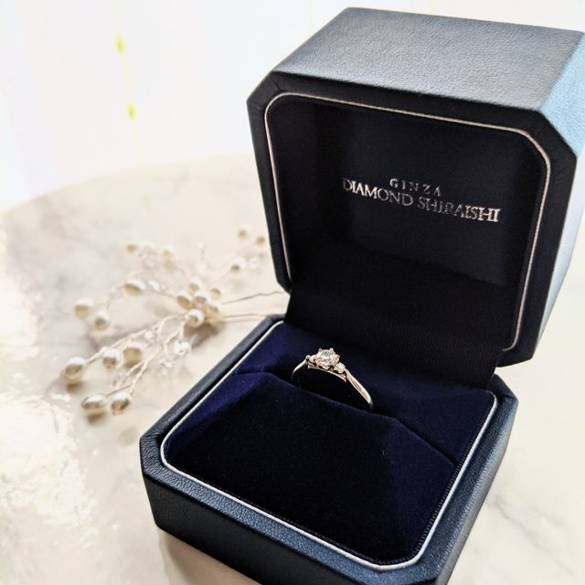 【銀座ダイヤモンドシライシの口コミ】 指輪のデザインはセミオーダーで考えてくれたそうです。中央の石のデザイ…