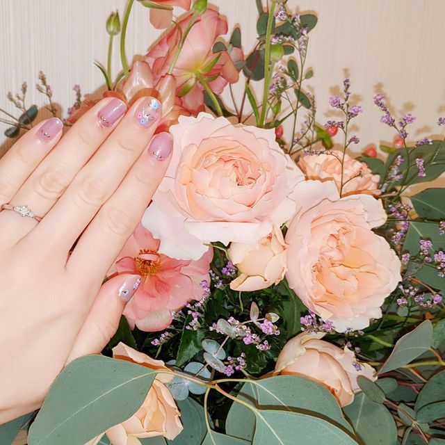 【銀座ダイヤモンドシライシの口コミ】 指輪のデザインはセミオーダーで考えてくれたそうです。中央の石のデザイ…