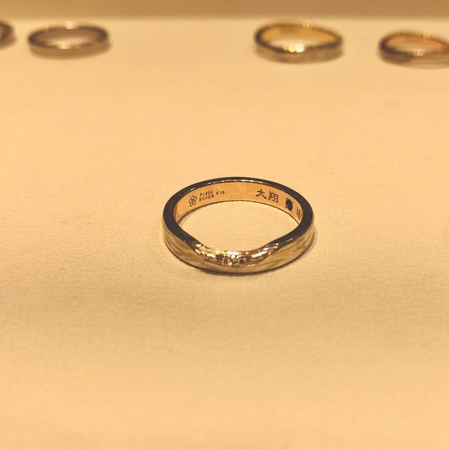【杢目金屋(もくめがねや)の口コミ】 フルオーダー式なので、指輪の形(ストレート、S字、V字など)や色の構成、…