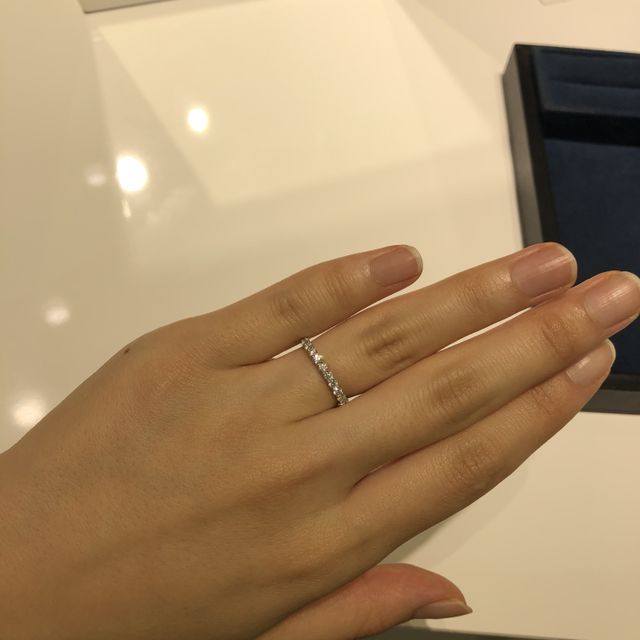 【4℃ BRIDAL(ヨンドシーブライダル)の口コミ】 エタニティリングに絞って探していました。
最初はフルエタニティがよかっ…