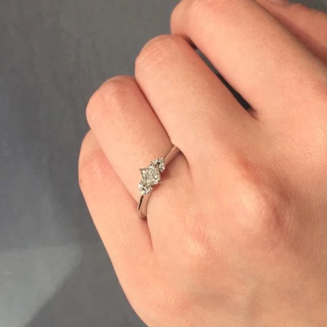 【ROYAL ASSCHER(ロイヤル・アッシャー)の口コミ】 ダイヤモンドのカッティング技術に定評があり、白く輝く上品なダイヤはと…