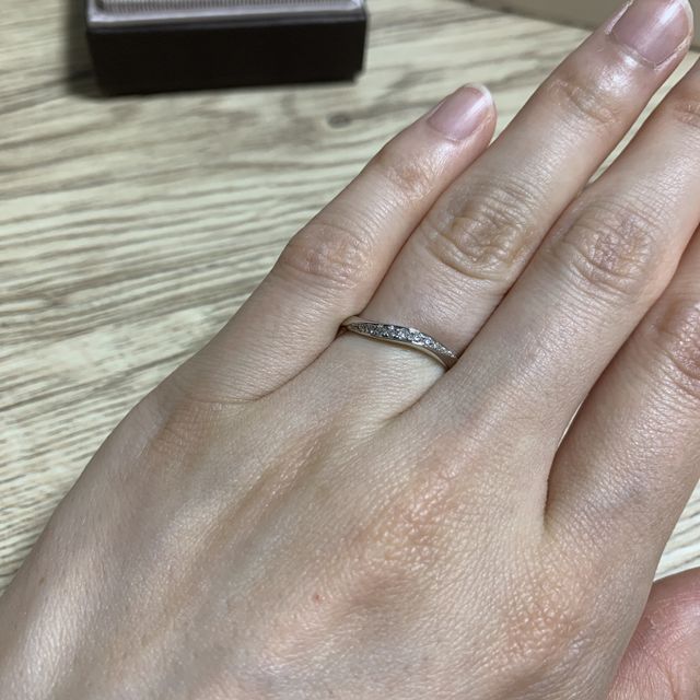 【アイプリモ(I-PRIMO)の口コミ】 ウェーブの形状でダイヤが多めのデザインで探していました。
このようなデ…