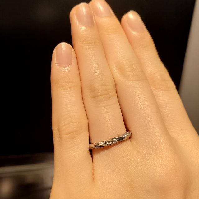 【エクセルコダイヤモンド(EXELCO DIAMOND)の口コミ】 ストレートなのに、斜めに石が置かれているデザインであり、初見ではスト…