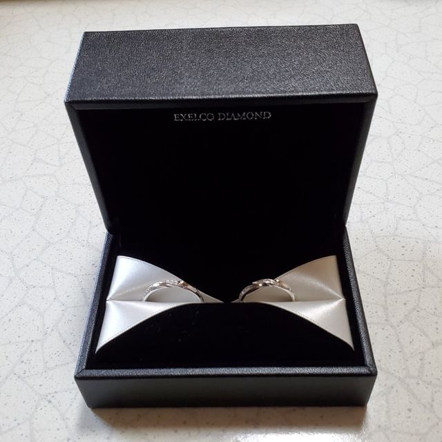 【エクセルコダイヤモンド(EXELCO DIAMOND)の口コミ】 ストレートなのに、斜めに石が置かれているデザインであり、初見ではスト…