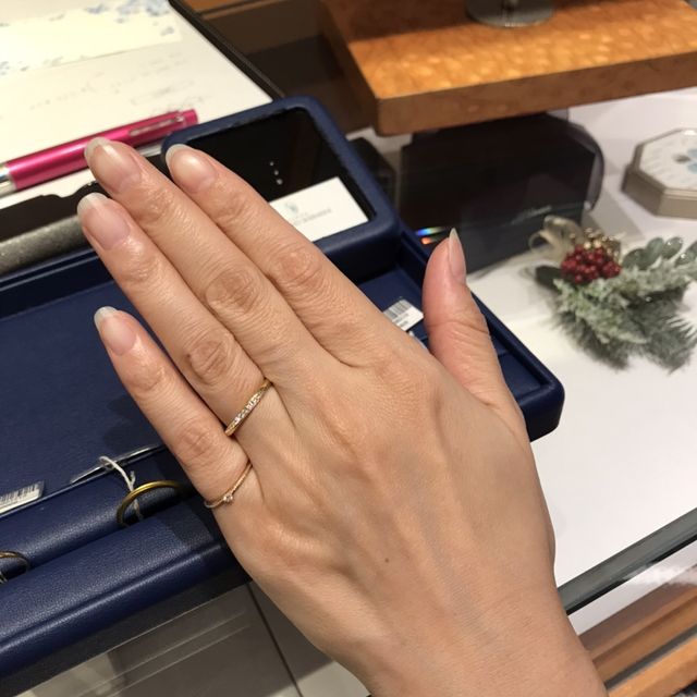 【銀座ダイヤモンドシライシの口コミ】 肌になじむゴールドの色味と、つけ心地が良く、こちらに決めました。
デザ…