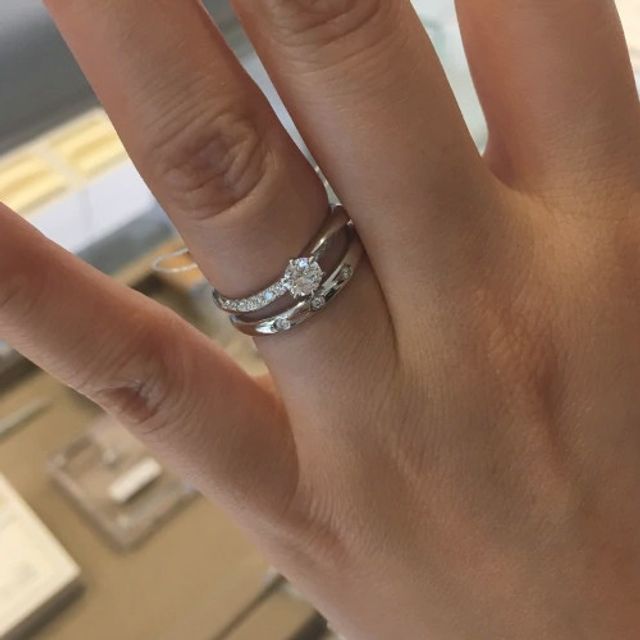 【BRIDGE(ブリッジ)の口コミ】 緩やかなカーブラインが指を綺麗に見せてくれる婚約指輪をまず選び、その…
