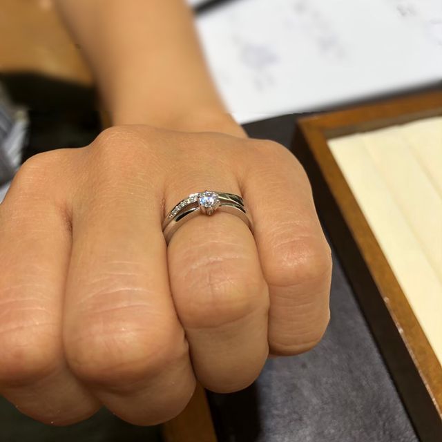 【TRECENTI(トレセンテ)の口コミ】 素材はプラチナで、ダイヤモンドにもこだわりがあるようで、美しいデザイ…