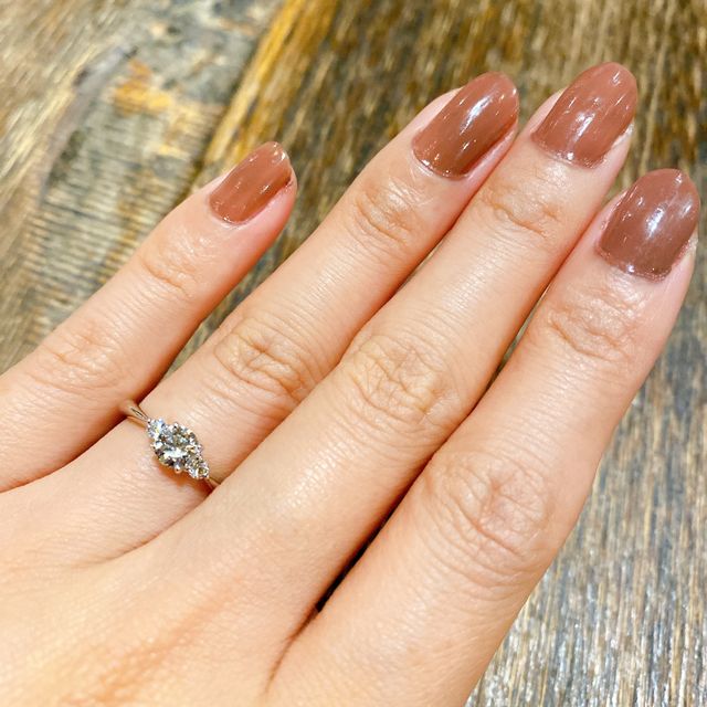 【ラザール ダイヤモンド(LAZARE DIAMOND)の口コミ】 王道な婚約指輪ではなく、普段使いもできる婚約指輪であったことと、デザ…