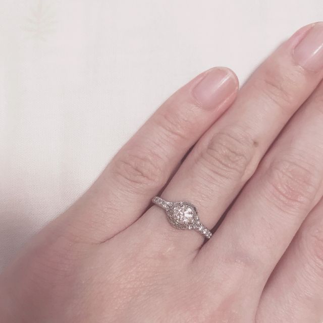 【ショーメ(CHAUMET)の口コミ】 婚約指輪の決め手は、主に以下の３点でした。

・伝統的で歴史のある由緒…