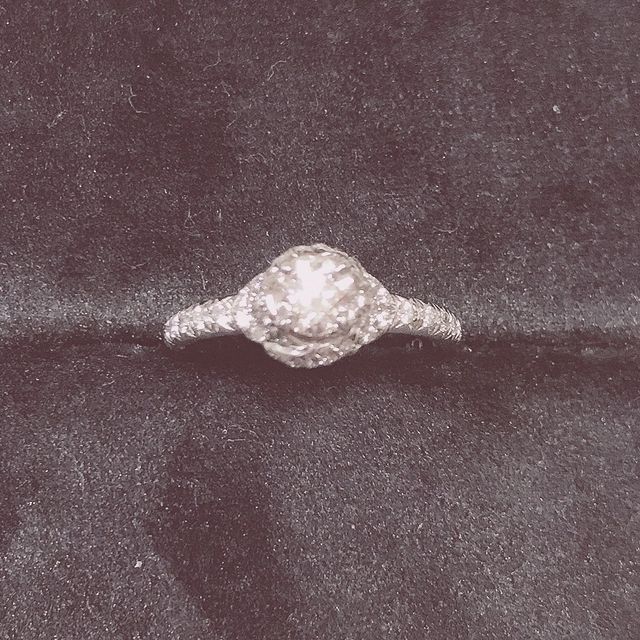 【ショーメ(CHAUMET)の口コミ】 婚約指輪の決め手は、主に以下の３点でした。

・伝統的で歴史のある由緒…