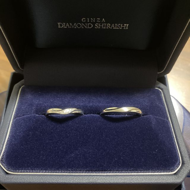 【銀座ダイヤモンドシライシの口コミ】 婚約指輪とのバランスを考えて選びました。ゆるやかなV字ラインが、お互い…