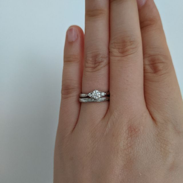 【銀座ダイヤモンドシライシの口コミ】 私がこの指輪を選んだ理由は2点です。
1つ目は、シンプルで肌に馴染みやす…