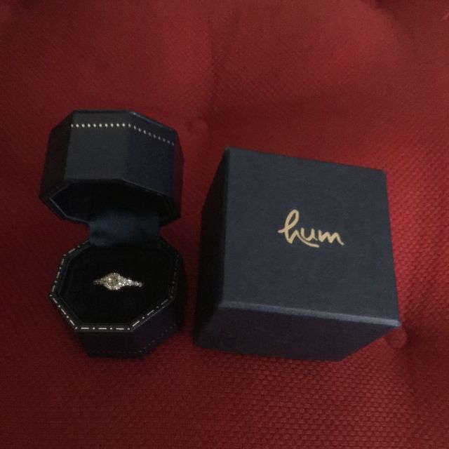 【hum(ハム)の口コミ】 結婚指輪と同時購入となりました。結婚指輪はシンプルめにしたので、婚約…