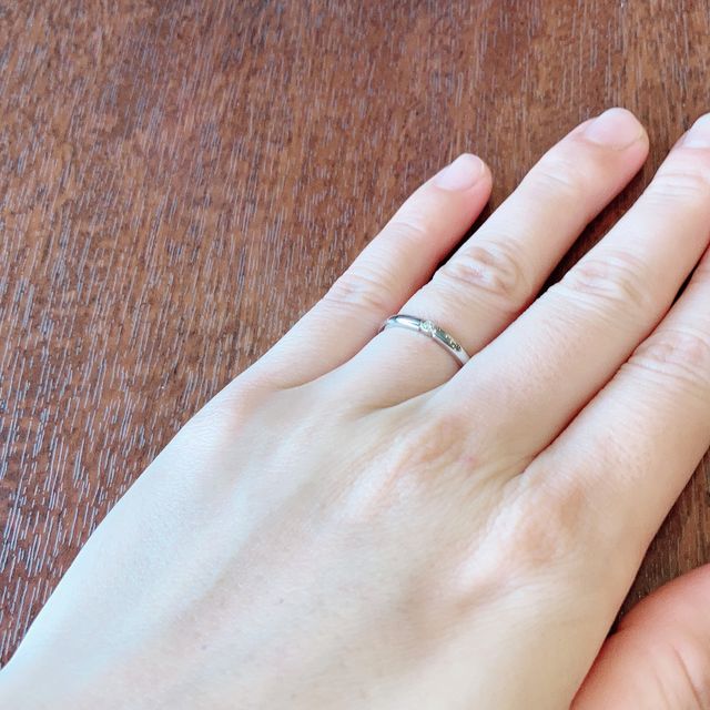 【アイプリモ(I-PRIMO)の口コミ】 カーブはなく、ノーマルなリングの真ん中に小さなダイヤが入っています。…