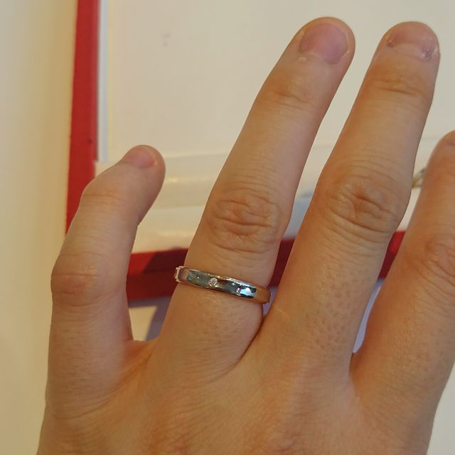 【Katamu(カタム)の口コミ】 主人の手がごつごつしていて、ウェーブのあるデザインや細い指輪より、ス…