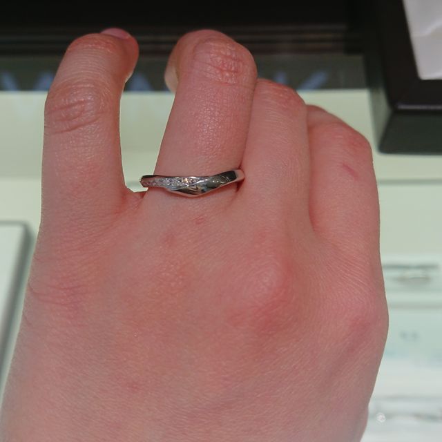 【俄(にわか)の口コミ】 着物の襟もとのようなフォルムがおしゃれで、指をすっきり見せてくれる洗…