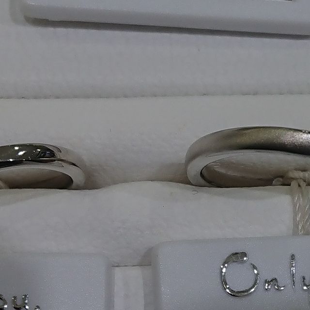 【Only You(オンリーユー)の口コミ】 U？V？字のラインが美しく、指をすっきり見せてくれます。メンズの指輪も…