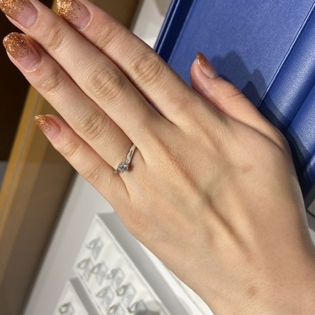 【銀座ダイヤモンドシライシの口コミ】 私はダイヤだけが本物で、リングは大きさの調整ができるプロポーズリング…