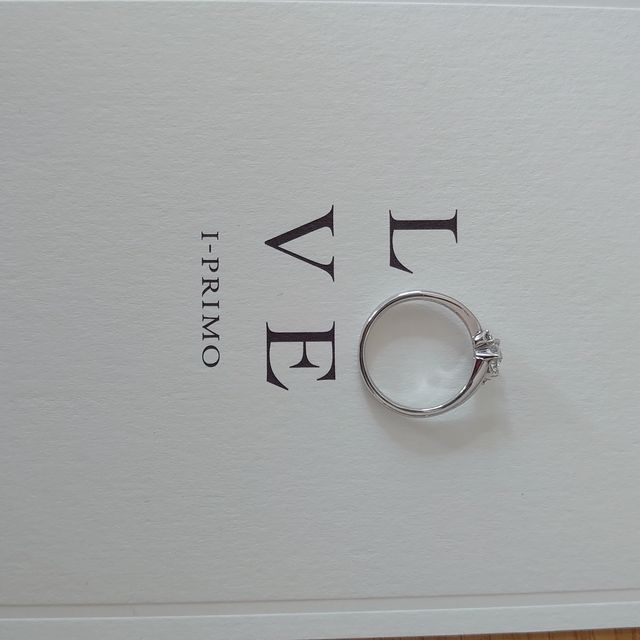 【アイプリモ(I-PRIMO)の口コミ】 彼が選んでくれたのですが、とても綺麗な形で大きなダイアが光輝いていて…
