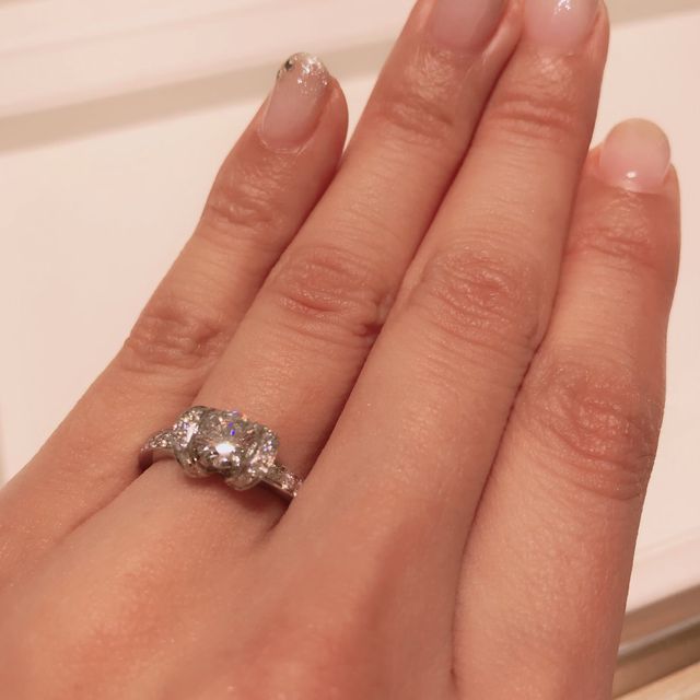 【ティファニー(Tiffany & Co.)の口コミ】 ティファニーの代表作、リボンリングです。横から見るとダイヤが浮き上が…